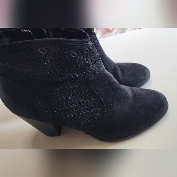 Sleek Black Heeled Boots with Textured Design - Picture 3 of 9
